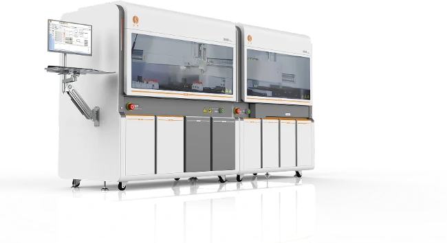 Microscope, centrifugeuse et analyseur de diagnostic sur une paillasse blanche