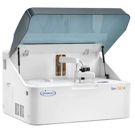 Automate de biochimie clinique et flacons de réactifs dans un laboratoire